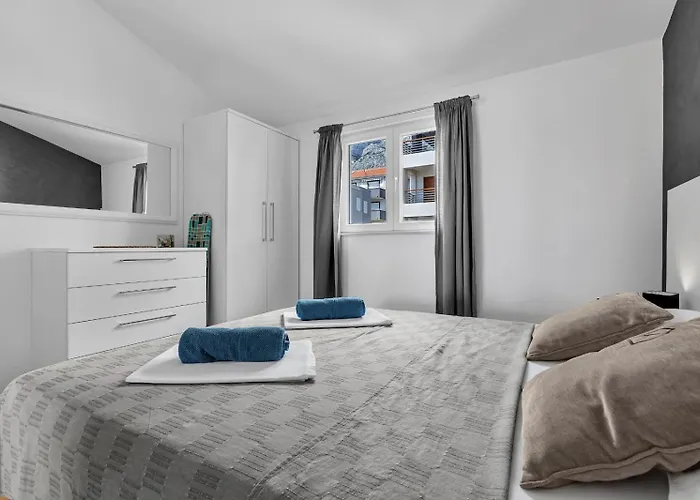 Kira Sea View Апартаменти *