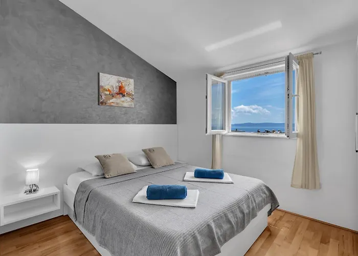 Kira Sea View Апартаменти Макарська