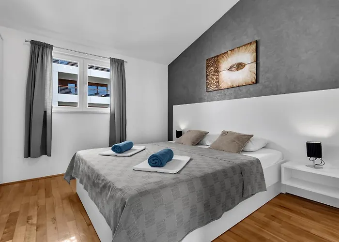 Kira Sea View Апартаменти