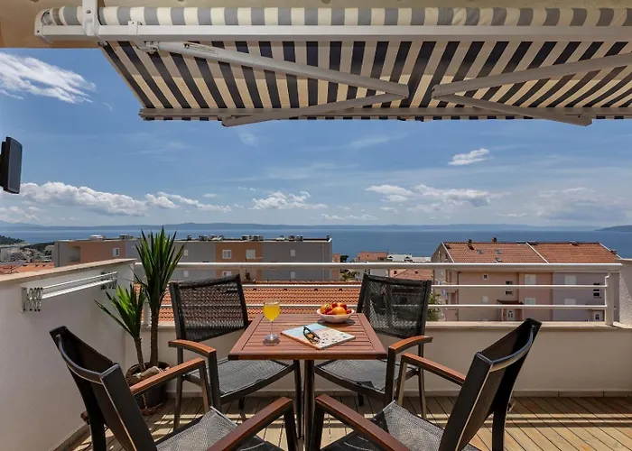 Kira Sea View Апартаменти *