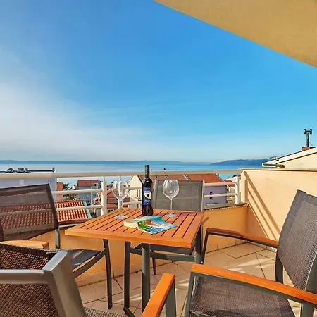 Kira Sea View Apartmán *